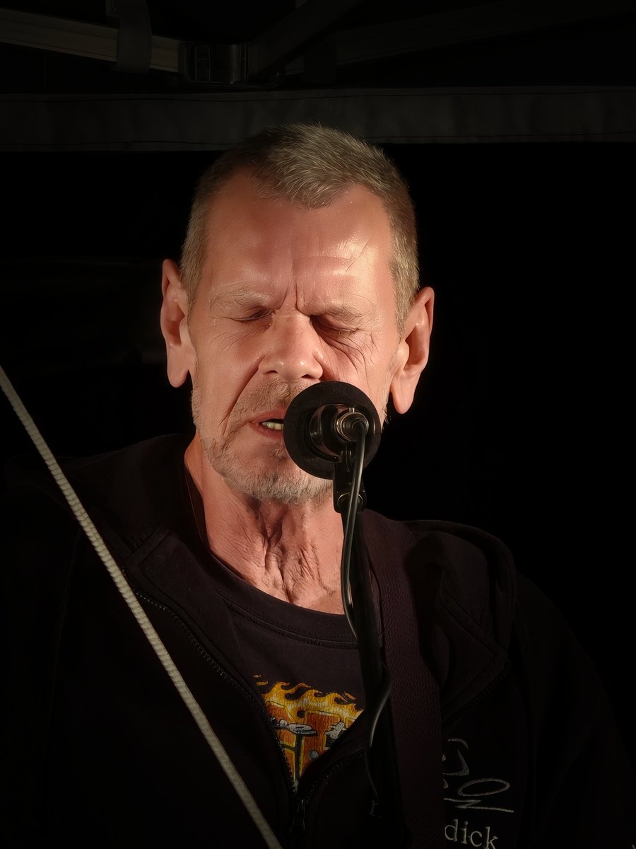 Michal Petrov při zpěvu a hře na baskytaru