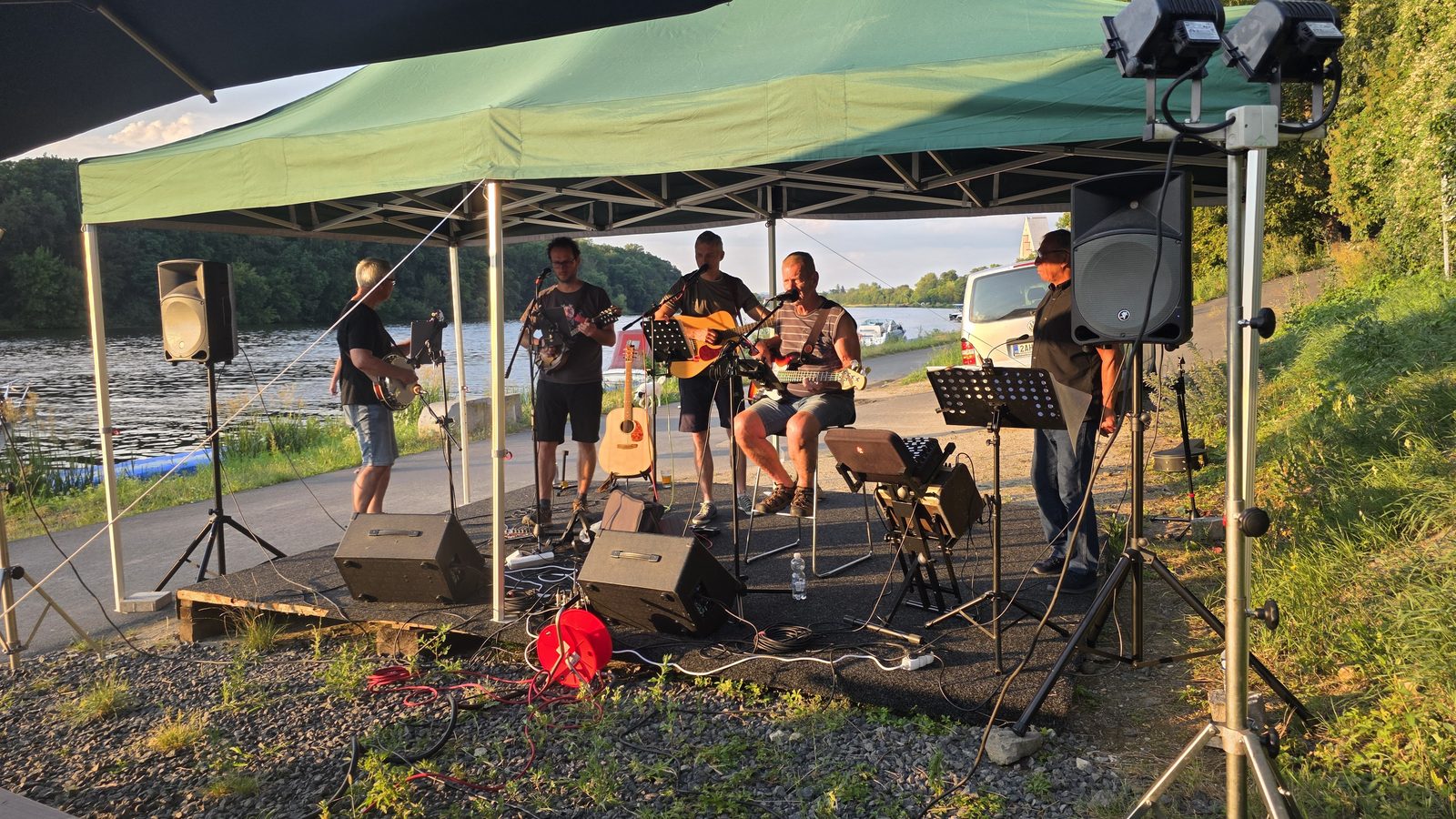 Atmosféra koncertu Bluegrass u Labe